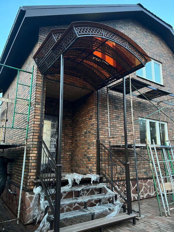 Перила с золотой патиной