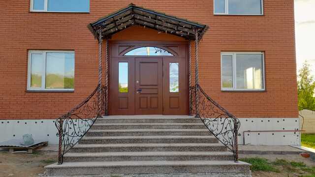 Кованое крыльцо с козырьком и перилами